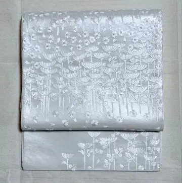 미사용품 백은 바탕에 화이트 실, 은색 실 꽃 자수 육통 후쿠로 오비