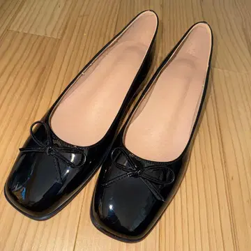 블랙 에나멜 리본 포함 플랫슈즈