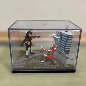 울트라맨 피규어 전투 장면 디오라마