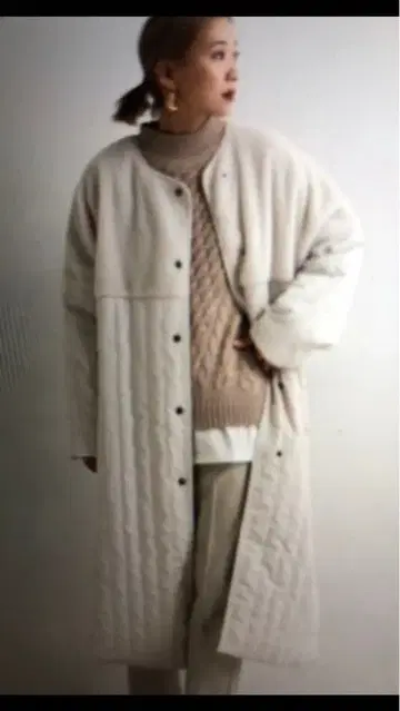 화이트 퀼팅 롱 코트