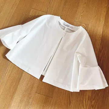 tiara 펄 버튼 플레어 슬리브 자켓 화이트