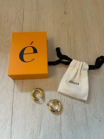 쿠라토 모건 착용 eliou 골드 귀걸이