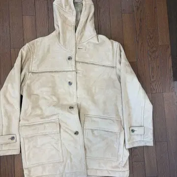 후드 부착 크림색 무스탕 코트