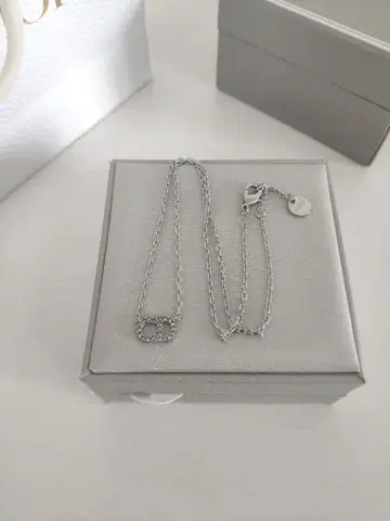 실버 로고 모티브 목걸이 (푸린)