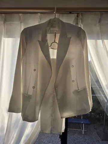 화이트 수트 셋업 야자와 에이요시