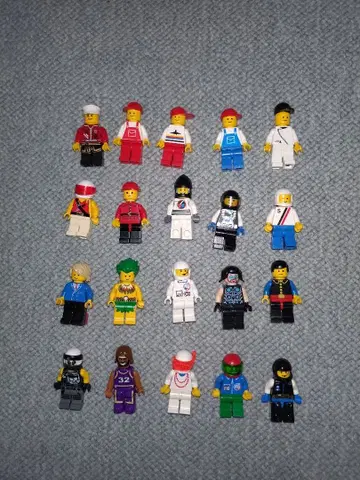 레고 피규어 20개와 다양한 부품 세트