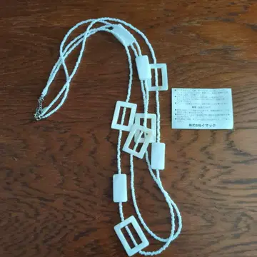 화이트 플라스틱 비즈 목걸이