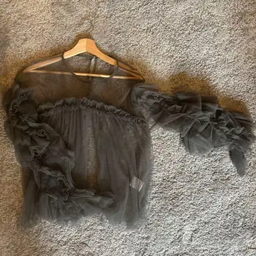 그레이 프릴 달린 튤 상의