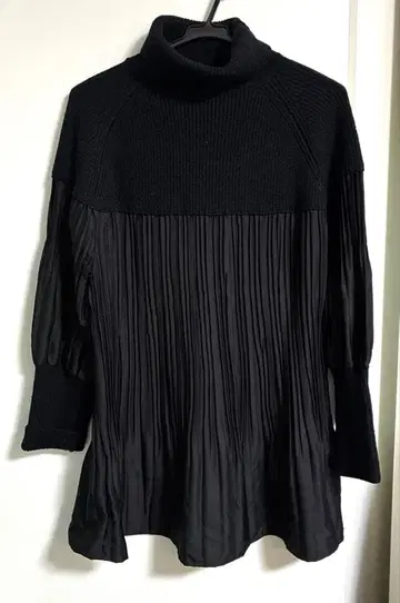 코이비토미사키 블랙 이소재 플리츠 디자인 긴팔 M L