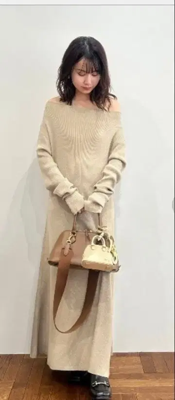 베이지 오프숄더 니트 원피스