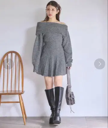 NICE CLAUP 오프숄더 플리츠 니트 원피스