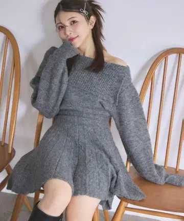 NICE CLAUP 오프숄더 플리츠 니트 원피스