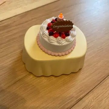 숲속의 멋진 케이크 가게 케이크와 플레이트