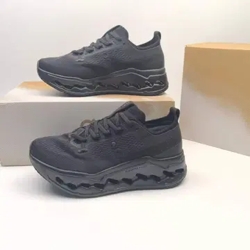 On 블랙 스니커즈 23cm