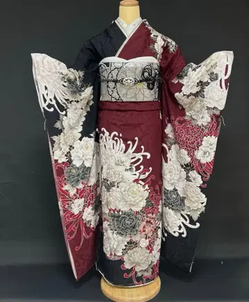 크림슨과 블랙의 분할 염색 모란과 국화 후리소데 풀세트