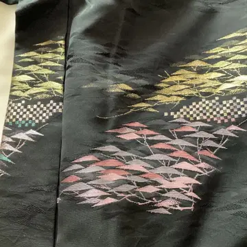 레어템 금채와 스와토우 같은 자수가 훌륭한 겉옷 유일무이