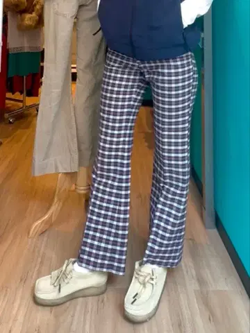 체크 무늬 플레어 팬츠 센터 프레스