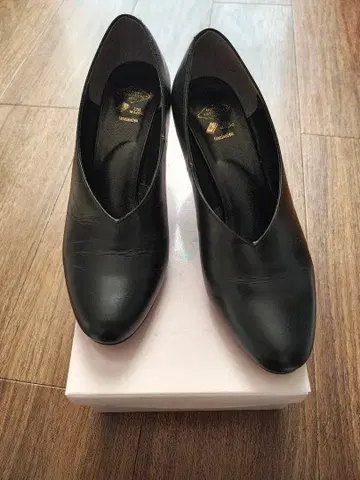 넘버투웬티원 블랙 가죽 V컷 펌프스 중간 힐