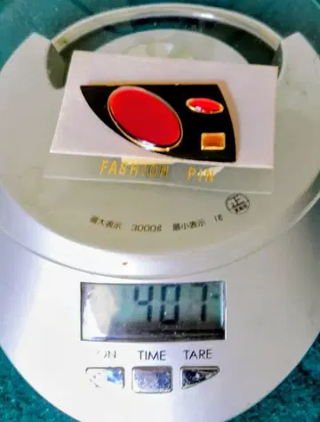 기하학 디자인의 브로치