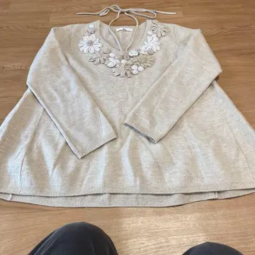 45R 꽃 모티브 자수 V넥 니트