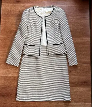 스트라이프 자켓과 스커트 세트