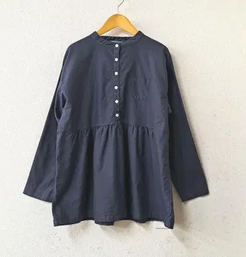 SUNVALLEY 헨리넥 절개 블라우스 더스티 블루