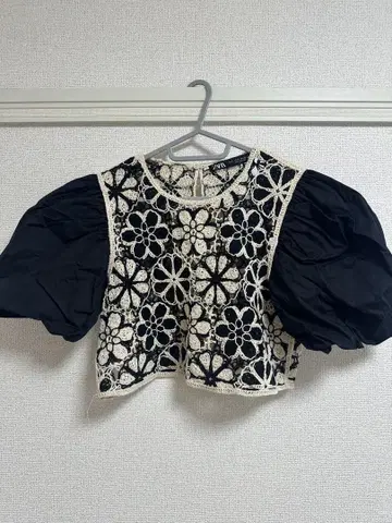 ZARA 꽃무늬 자수 퍼프 슬리브 크롭 상의