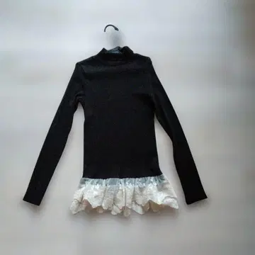 터틀넥 블랙 니트 프릴 포함