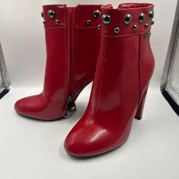 크리스마스에. 빨간색 부츠 하트 참 포함