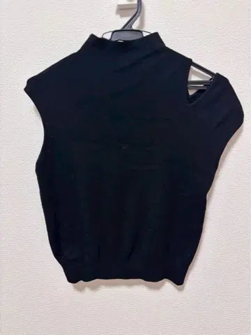 snidel 블랙 슬리브리스 하이넥 니트