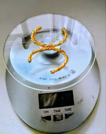 골드 트위스트 디자인 브로치