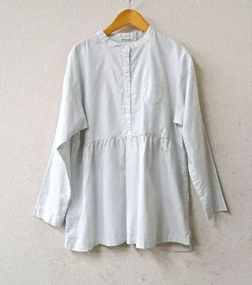 SUNVALLEY 헨리넥 절개 블라우스 스노우 화이트