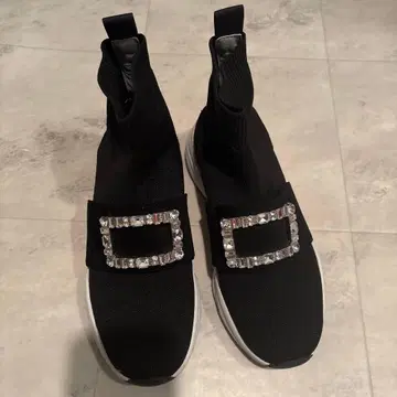 +diana 비쥬 장식 블랙 스니커즈