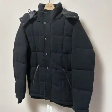 스틸 브라운의 블랙 다운 혼합 퀼팅 자켓 탈부착 후드 포함