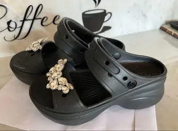 크록스 블랙 베이 샌들 비쥬 장식