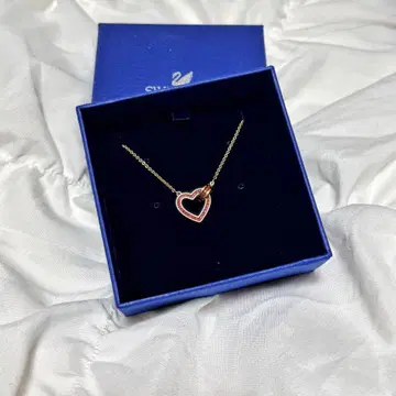 SWAROVSKI 빨간색 하트 모티브 목걸이 펜던트