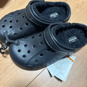 퍼 내부 블랙 클로그 샌들