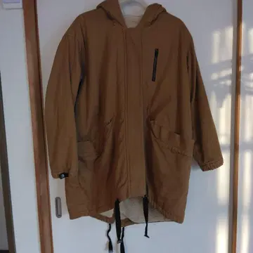 브라운 후드 부착 롱 모즈 코트