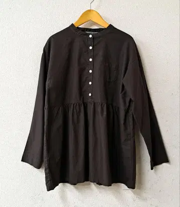 SUNVALLEY 헨리넥 절개 블라우스 D 브라운