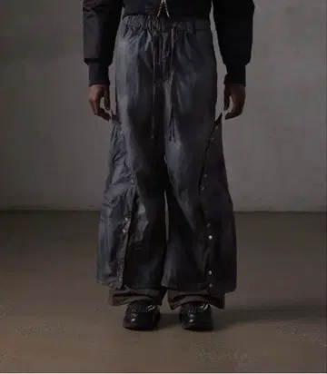 [ GRANCY ] 버튼 레이어드 디자인 나일론 팬츠 M 사이즈 그레이