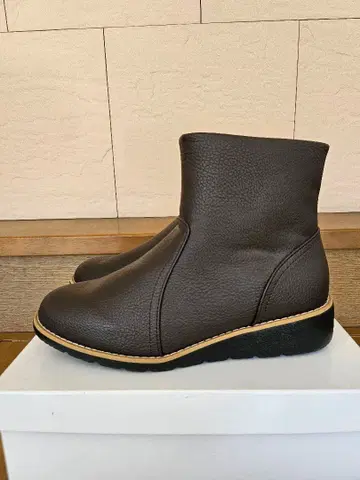 새상품 팬지 FD108 브라운 23.5 슬라이드 지퍼 3E