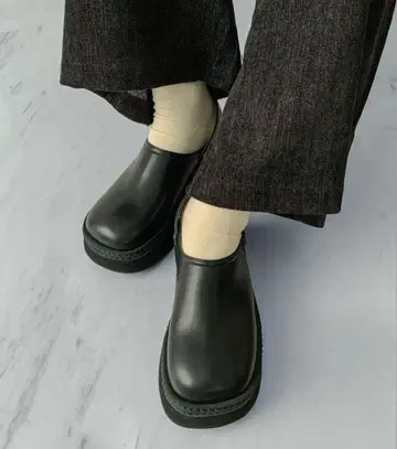 새상품 [ on:nue ] 버클 악센트 사보 샌들 25.0cm