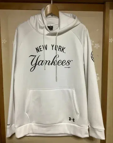 언더아머 뉴욕 양키스 후드티 화이트