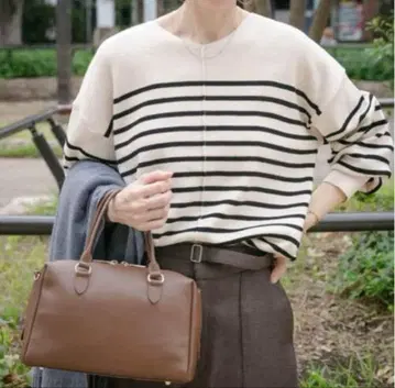 어반 리서치 아웃 링 니트 V넥 니트