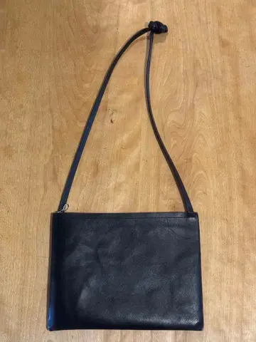 아에타 블랙 레더 사코슈 숄더백