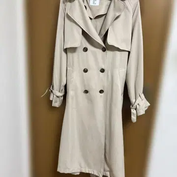 베이지 더블 브레스트 트렌치코트