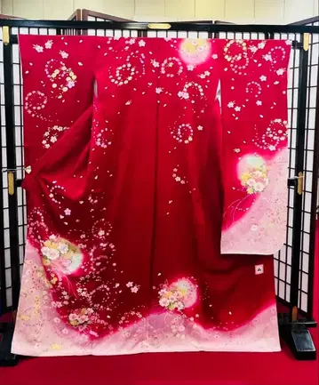 빨간색 꽃무늬 후리소데 기모노