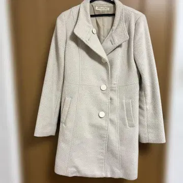 크림색 버튼 달린 롱 코트