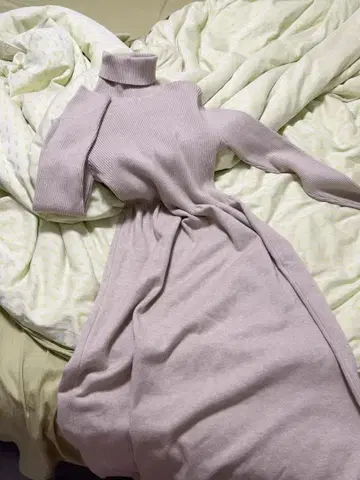 베이지 터틀넥 니트 원피스