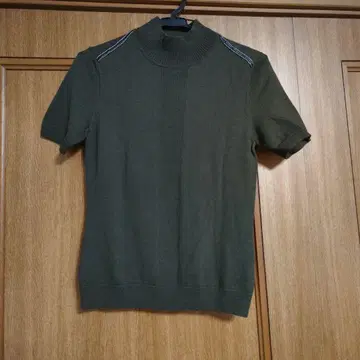 새상품급 올리브 그린 하이넥 반팔 니트